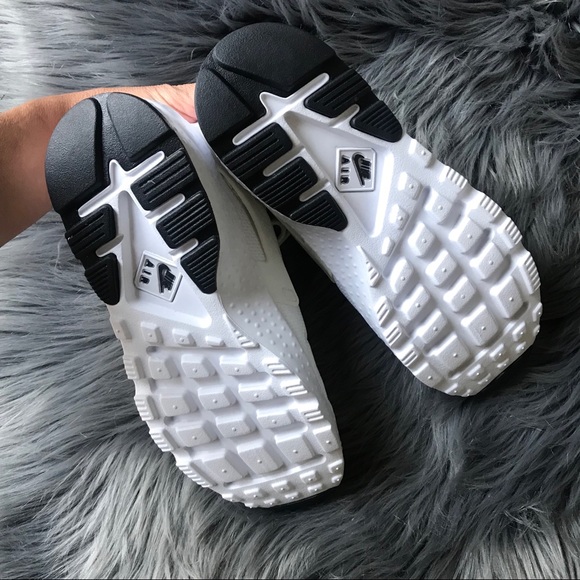 NWB 🌫 NIKE WOMENS HUARACHE SIZE 5 - Picture 4 of 8